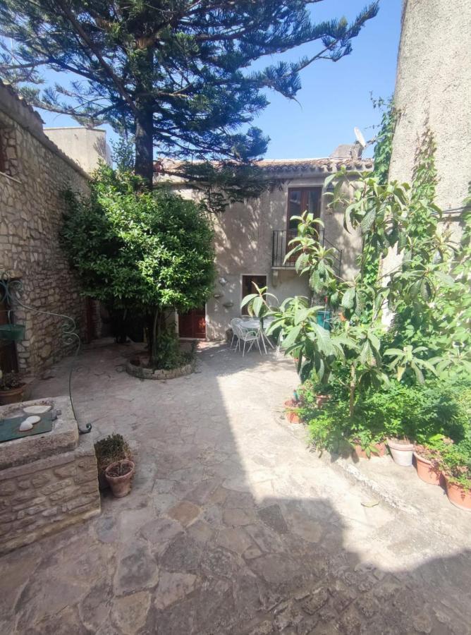 Appartamento Cortile Via Sales 11 Erice Esterno foto