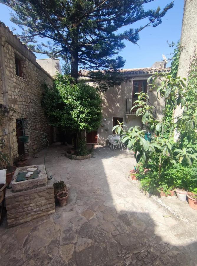 Appartamento Cortile Via Sales 11 Erice Esterno foto